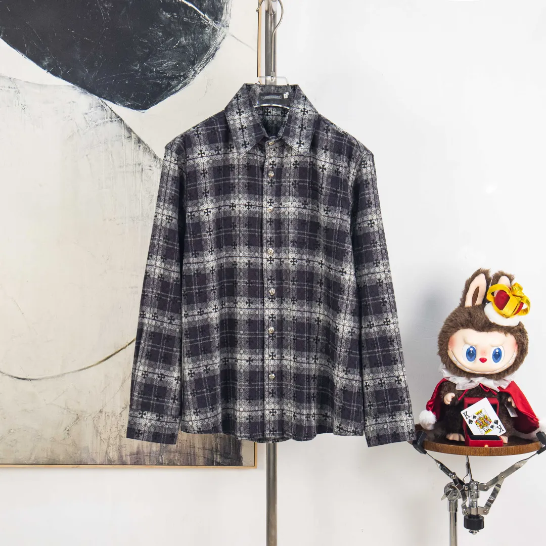 P280 version [Exclusive supply] Chrome Hearts classic cashew flower cross all-over printed jacquard long-sleeved top couple casual shirt 1️⃣Customized original jacquard fabric, high-quality pure cotton jacquard plaid fabric, soft and comfortable to the touch, a very high-quality fabric! 2️⃣The details of the workmanship are perfectly controlled. The lining is made of vest hemming, and the cuffs are made of double cross leather labels. It is different from the ordinary version. The collar is also designed with interlining, which shows high-end fashion and personality. The style is fashionable, simple and elegant, and it is a very versatile jacket! 4⃣️Complete accessories, all customized with original versions! Same style for men and women Color: cashew black Size: S M L XL Number: SG10484